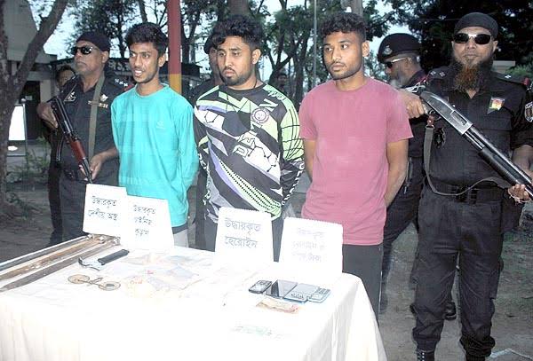 দিনাজপুরে প্রায় ৪ কোটি টাকার হিরোইন জব্দ আটক ৩