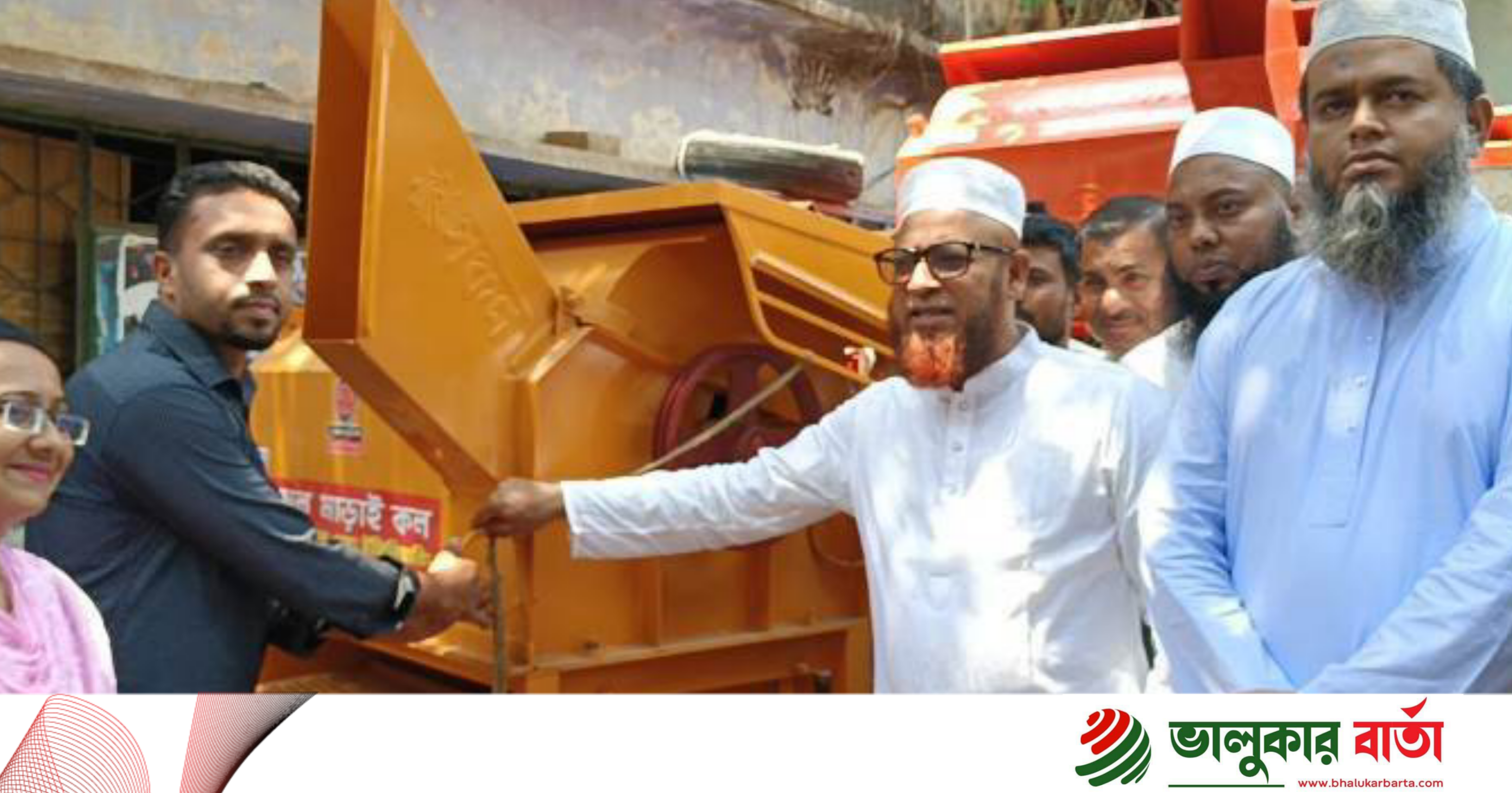 ভালুকায় প্রান্তিক কৃষকদের মাঝে ফলন মাড়াই মিশিন বিতরণ