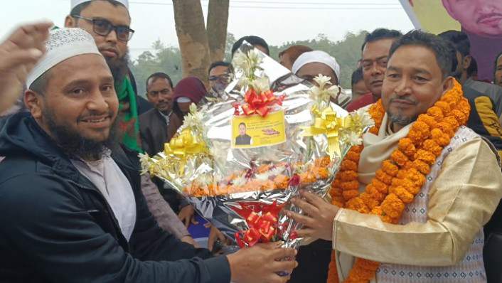 ত্রিশালের নবনির্বাচিত সংসদ সদস্য আনিস কে ফুল দিয়ে বরন 