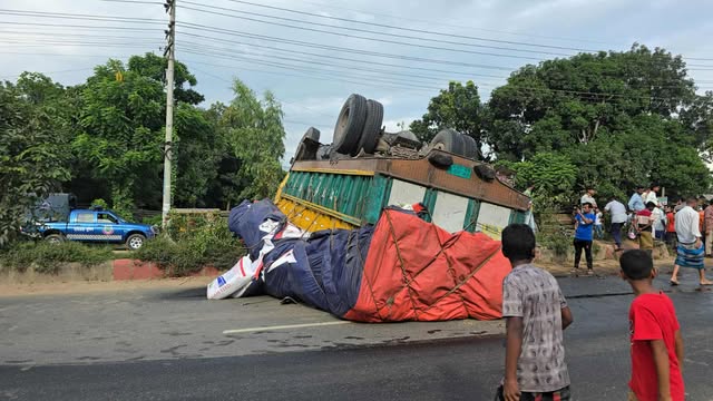 ভালুকায় সড়ক দুর্ঘটনায় দুই ভাই নিহত; আহত-৩
